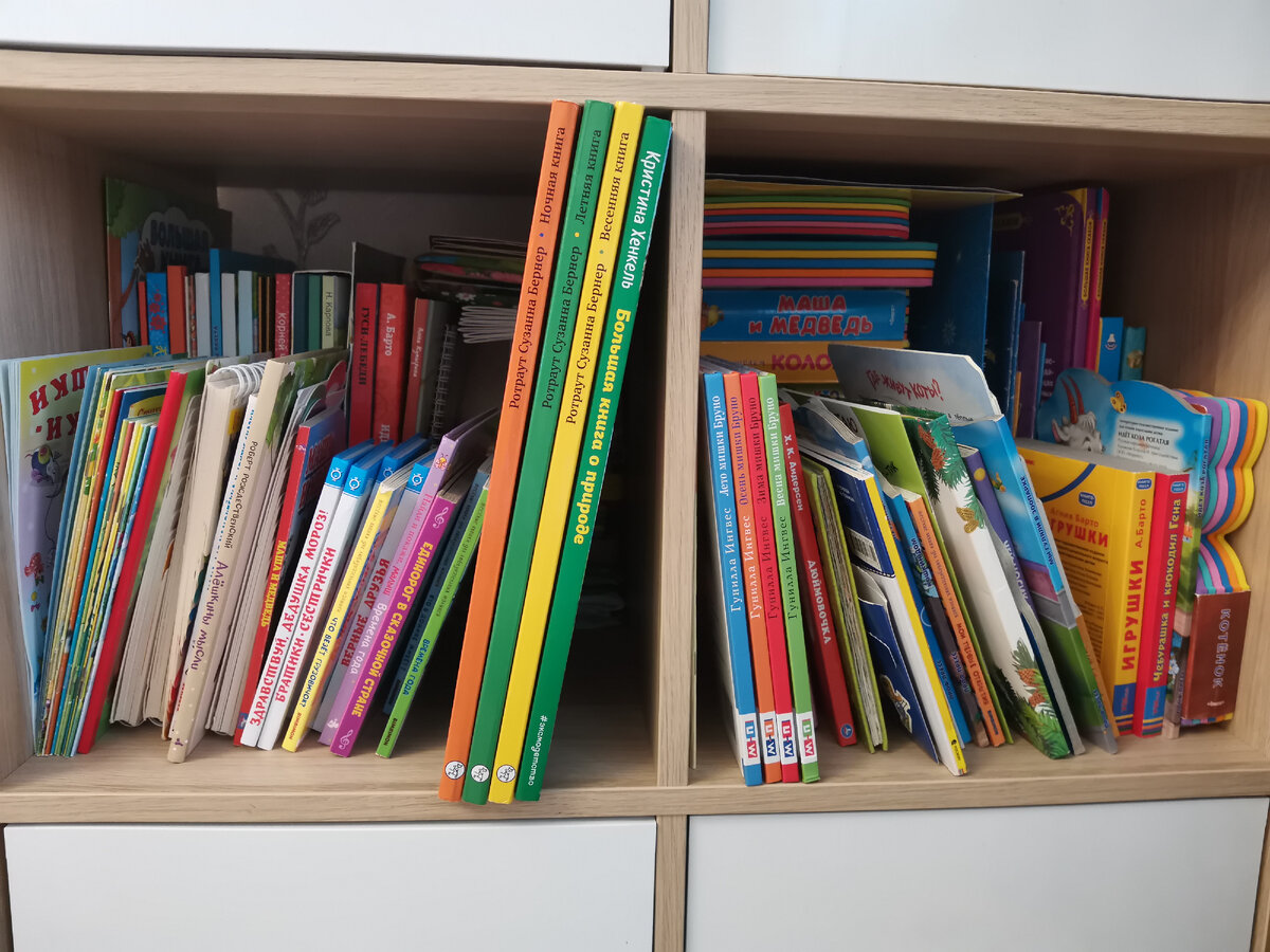 Книги дочки. Это не все, часть книг ещё в спальне - которые читаем перед сном 🙂