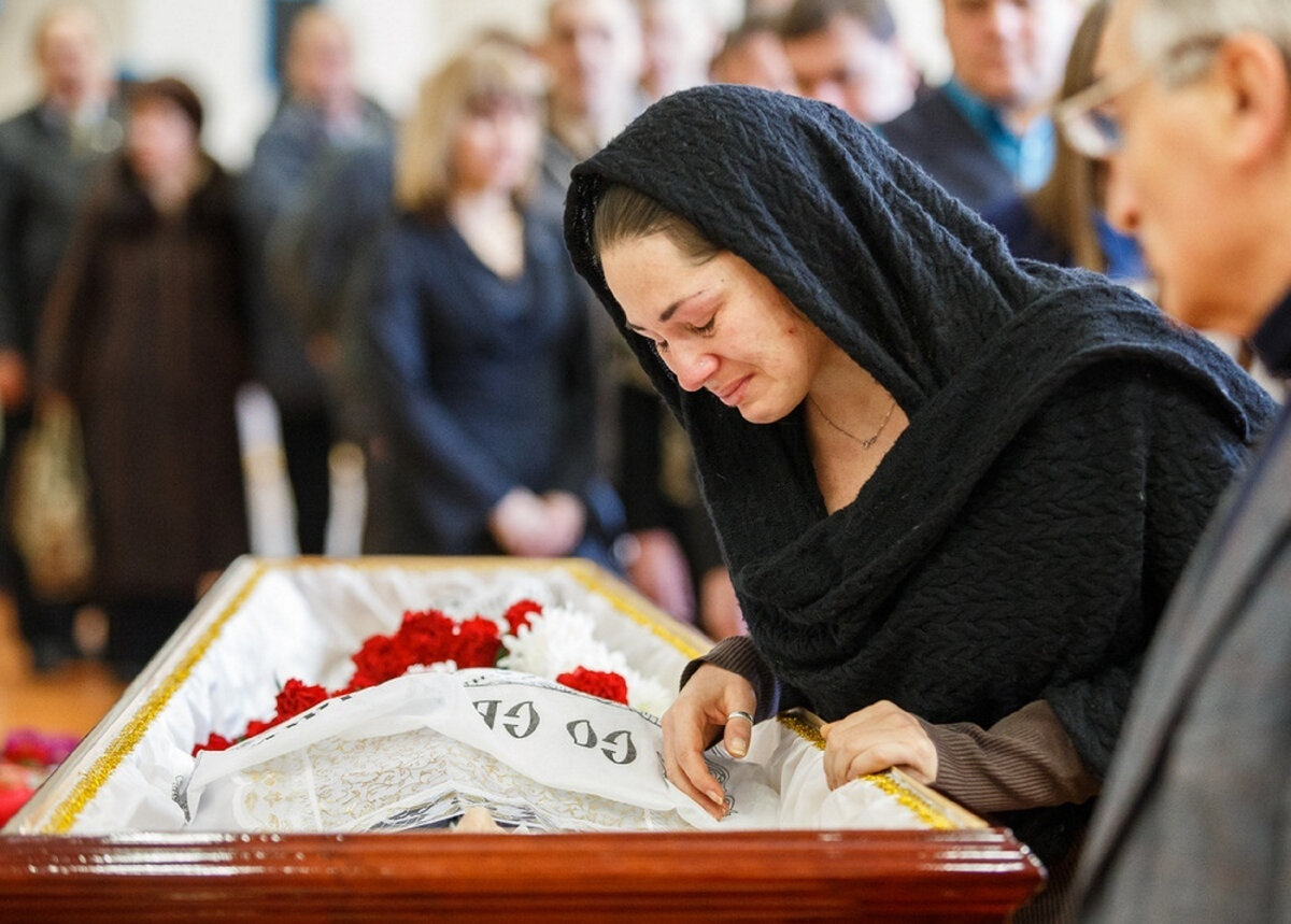 Плачу за родственников. Звезды в трауре.