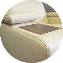 По желанию заказчика можно установить столешницы на подлокотниках