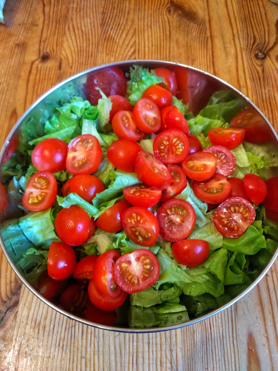 Помидоры и салат в нарезке