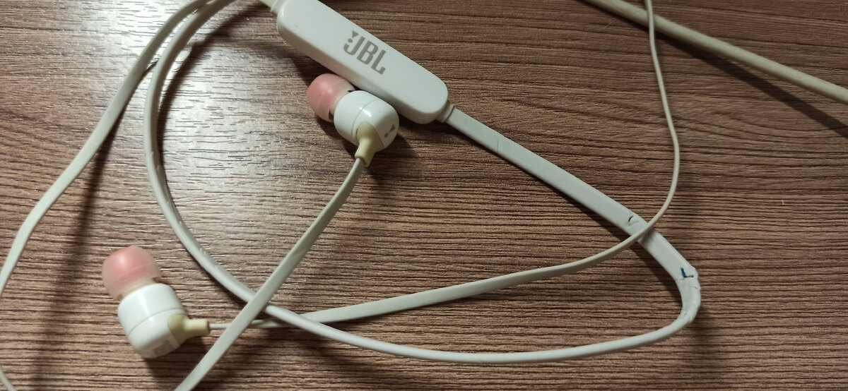 Они безпроводные, но между собой соединены