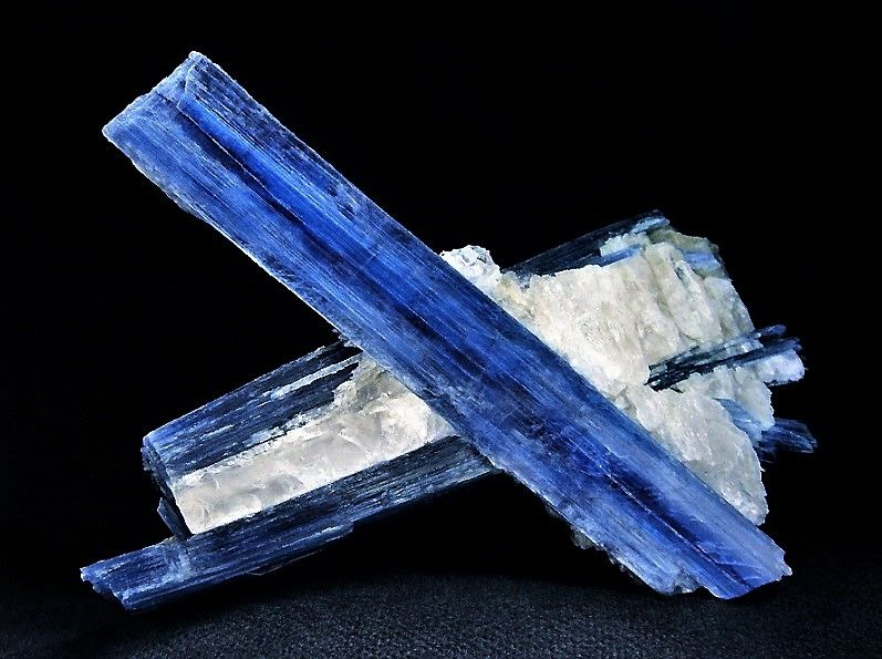 Кристаллы КИАНИТА