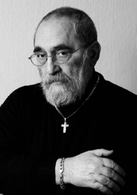 Александр (Михайлович) БАГРАМЯН*, Ալեքսանդր Բաղրամյան, Baghramyan [27. 04. 1948, Ереван], художник-портретист, член СХ России. Ереванский художественно-театральный институт (вып. 1974). Командировки на Кубу (1979), Афганистан (1980, 1986-88), в «афганский цикл» Баграмяна входят около 70 работ (графика, темпера, акрил, серебр. карандаш, уголь) 8 декоративных панно, портреты государственных деятелей и частных лиц, офицеров советского контингента, гастролянтов, приезжавших в страну (в т. ч. портрет А. Розенбаума, темпера/холст, 100x70см, 1987). Орден Дружбы Народов (ДРА).