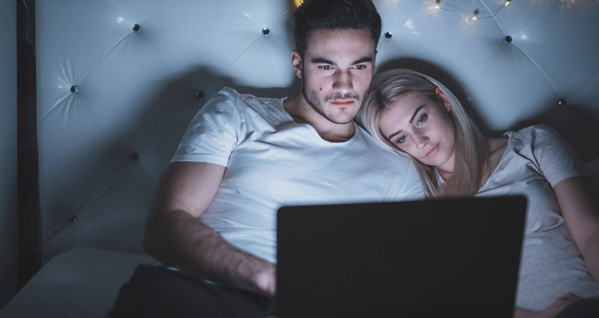 Пара смотрит фильм. Фото из открытых источников