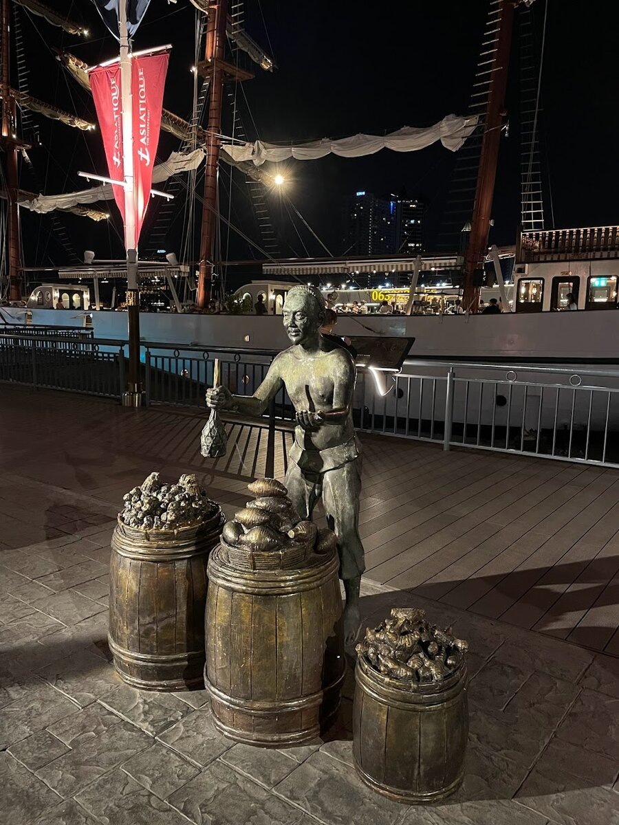 Статуя на  набережной