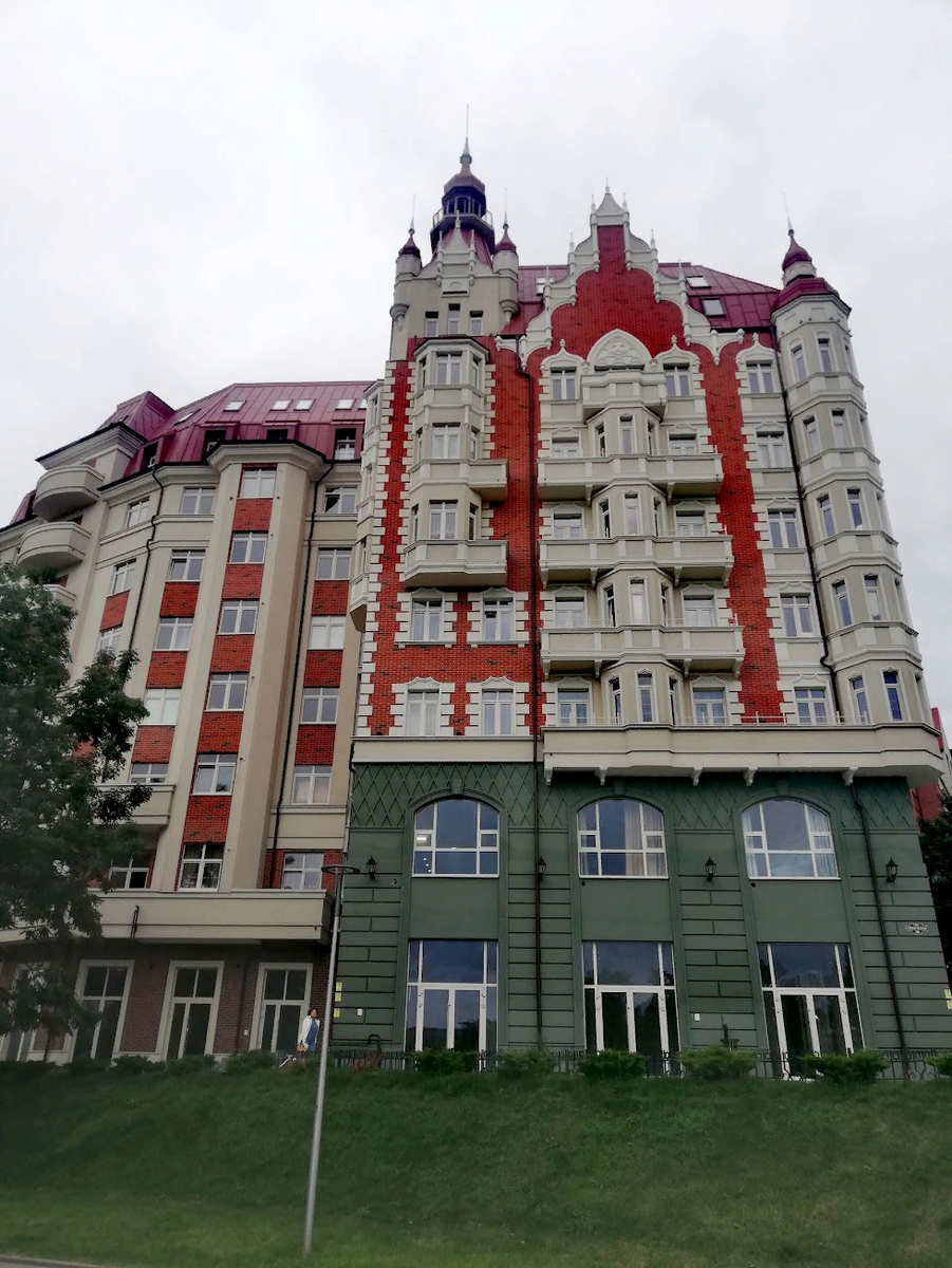 Сегодня «Росгартен» – это небольшой уютный комплекс, состоящий из двух корпусов, построенных по авторскому архитектурному проекту. 