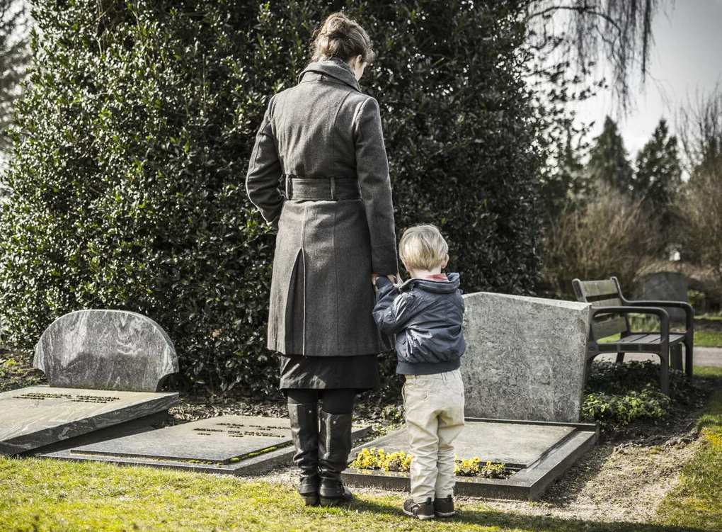 сын с мамой на кладбище у брата