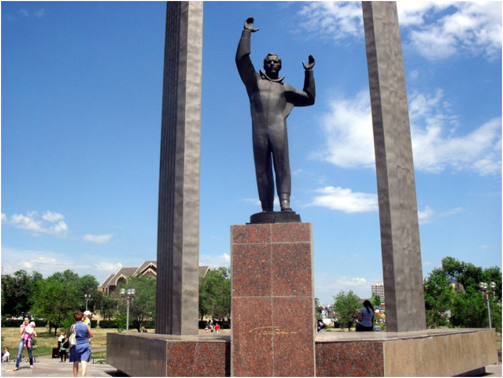 Памятник Юрию Гагарину (Оренбург). Памятник Юрию ГАГАРИНУВ ор. Памятник Гагарину Оренбург Гагарина. Памятник Юрию Гагарину Оренбург достопримечательности Оренбурга. Чем известен оренбург