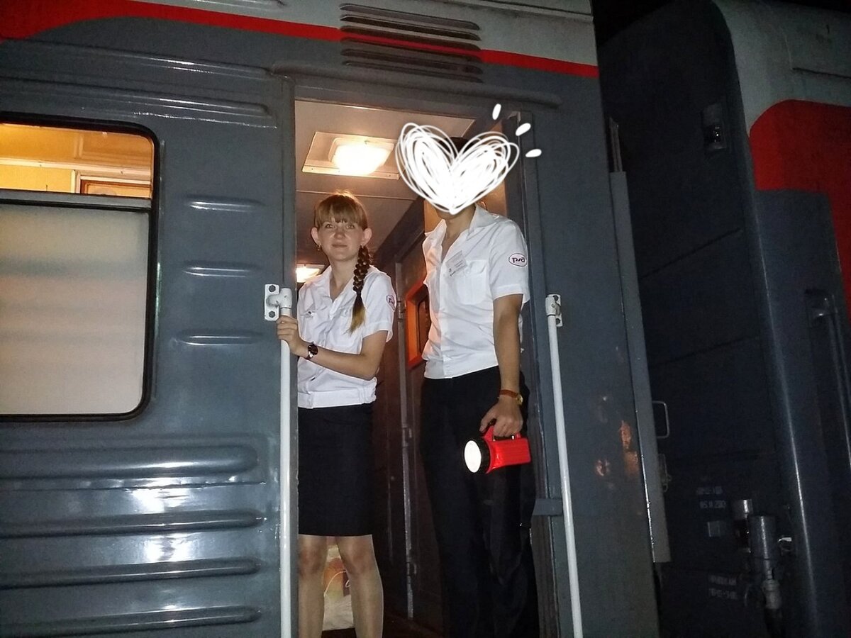 Рядом со мной мой (будущий) муж. К сожалению, но я не могу публиковать его фотографии, поэтому так. 