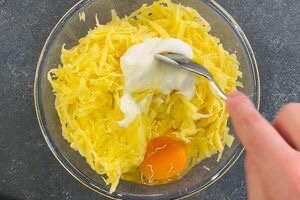 №2: Картофель очистить,натереть на крупной терке,к нему добавить соль,перец,яйцо, 60 гр. сметаны.