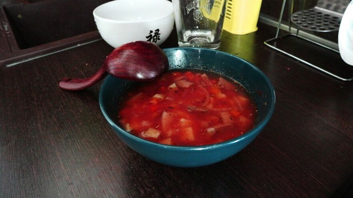     В Татарстане на начало февраля зафиксировали рост цен на продукты, которые входят в борщевой набор. Среди них репчатый лук, морковь, картофель, свежая белокочанная капуста и столовая свекла. Данные приводит Татарстанстат.