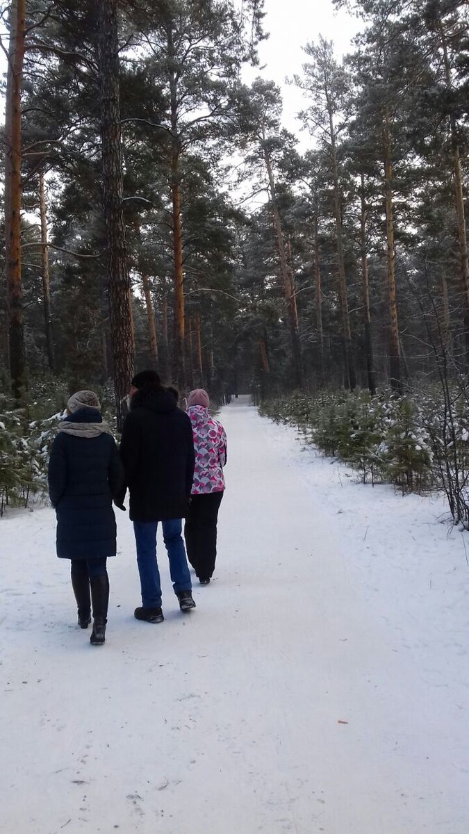 Лет 6 назад. Очень любили гулять в лесу и ещё не знали, что будем жить в паре шагов от него. Фотографировал папа