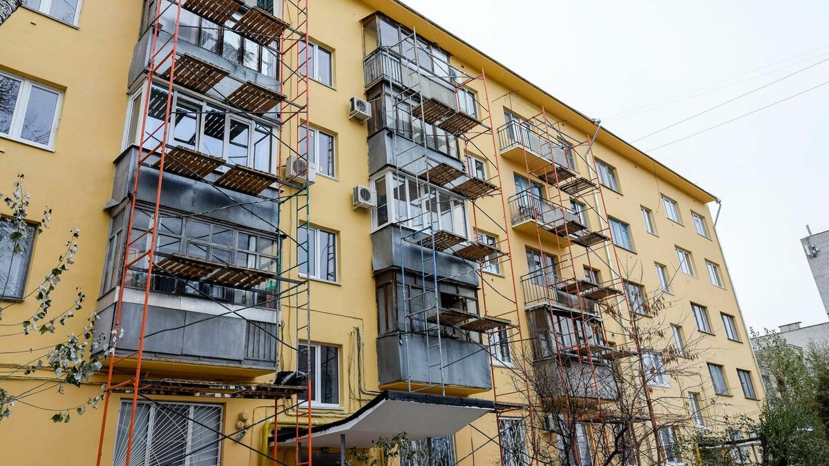     Уголовное дело завели на подрядчика за рухнувшую в ходе капремонта крышу в Волгограде. Конструкции обвалили потолок в одной из квартир, чудом не задев бабушку с 5-летней внучкой, сообщает региональная прокуратура.