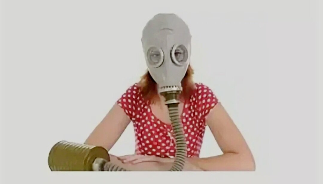 Вот так видимо надо общаться с токсичными людьми. В противогазе)) Плохо их слышишь,  толком их не видишь, говоришь мало, бережешь свои силы и нервы. Идеально  😅