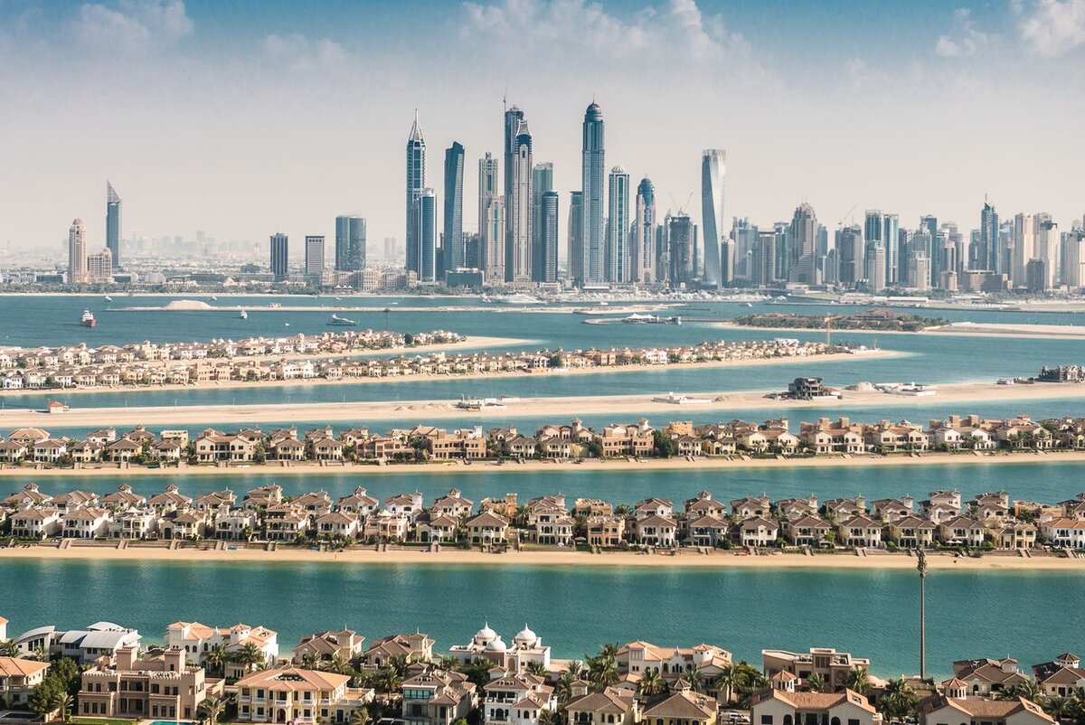 Palm jumeirah. Палм-Джумейра. Джумейра Дубай. Дубай небоскребы Пальма Джумейра. Дубай Скайлайн.