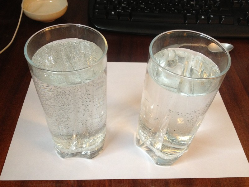 В три стакана налили. Стакан воды. Отстаивание воды. Отстаивание водопроводной воды. Прозрачная вода в стакане.