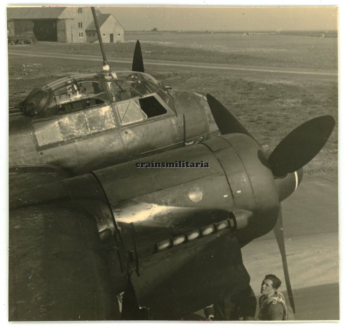 Фото подписано - Foto Junkers Ju 88 Flugzeug KG3 Bomber am Flugplatz CREIL Frankreich 1943.  Крей аэродром рядом с Парижем, до 2016 года использовался военными. ➡ 4 фото. 