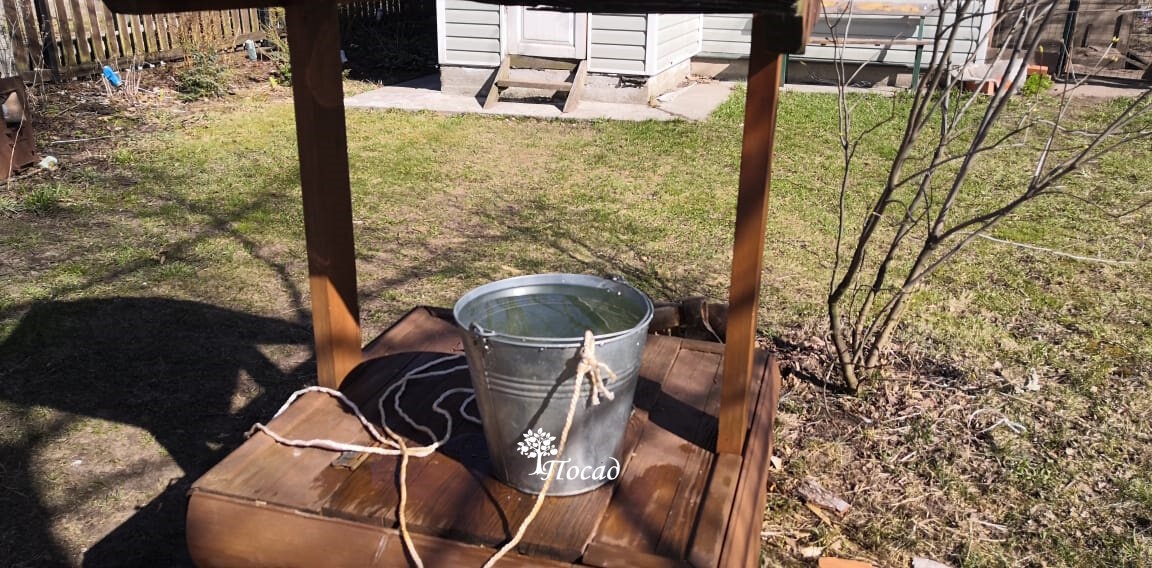 Если вырыть колодец в феврале, к лету им вполне можно пользоваться. Это удобно. Со временем мы сделали над колодцем крышу. Вода в нём прозрачная и вкусная.