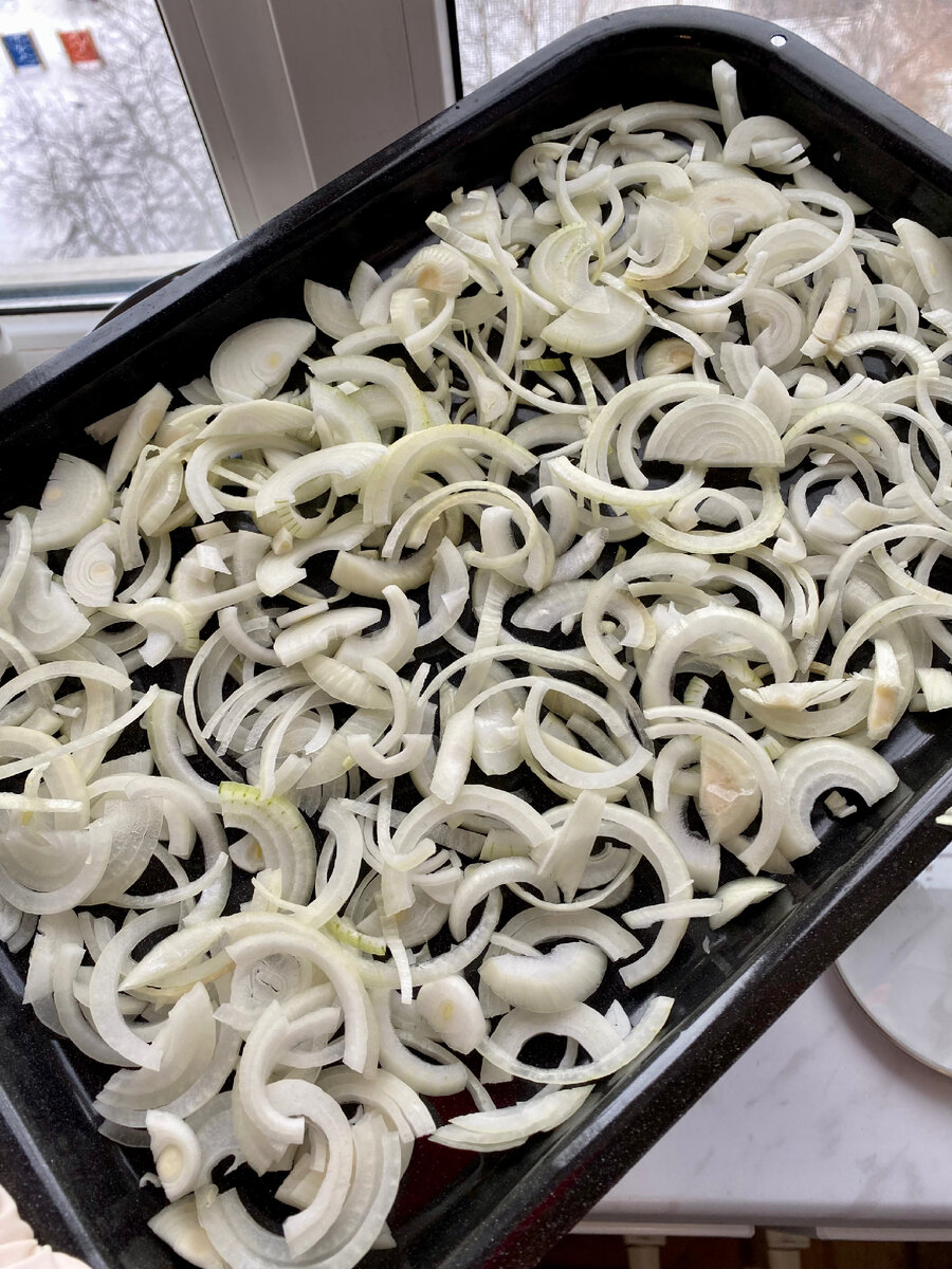 Выкладываю щедрый слой луковых полуколец 