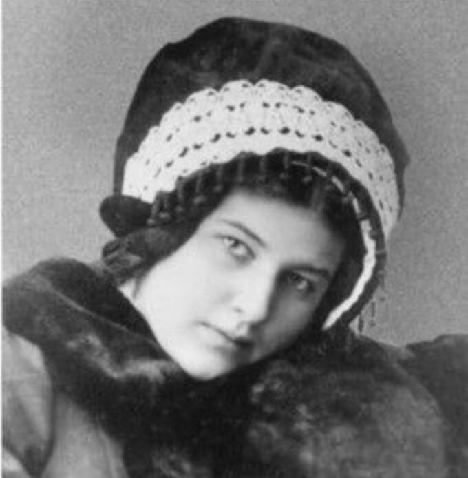 Лариса Рейснер в 1913 году / Википедия