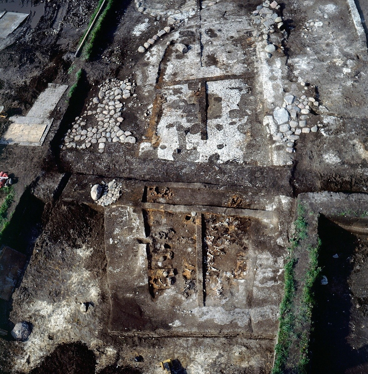 Раскопки в 2001 г . В нижней части - дом A371 со сгоревшими животными и людьми.