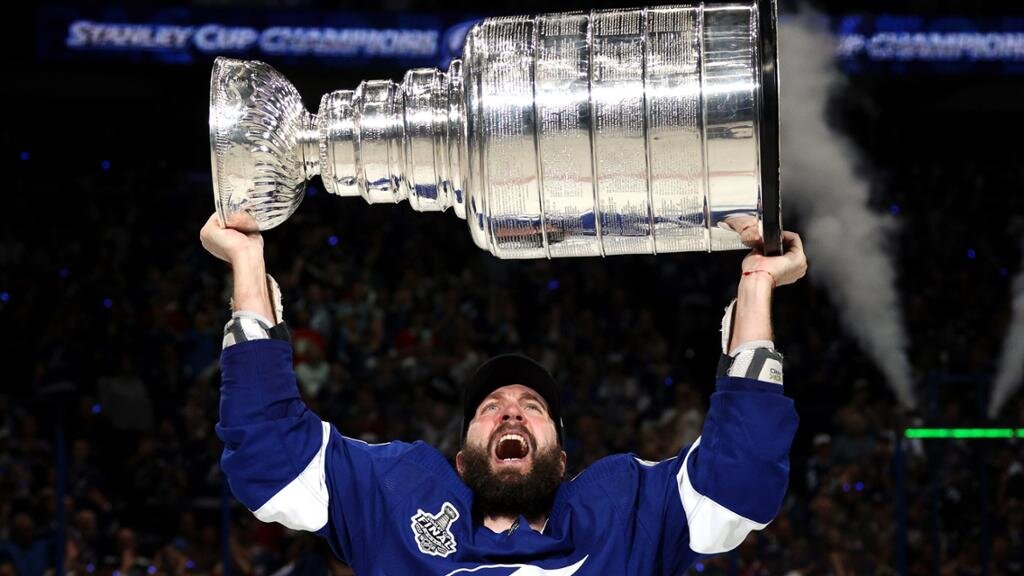 Никита Кучеров с кубком Стэнли