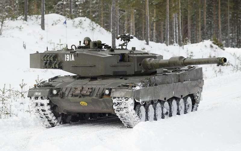 Леопард модификации 2А4. Башня с бронелистами без рационального угла наклона. Даже ребенок определит — танк сделан в Германии.