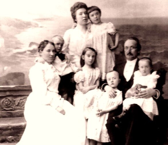 Счастливое семейство. В. Розанов с женой Варварой и детьми