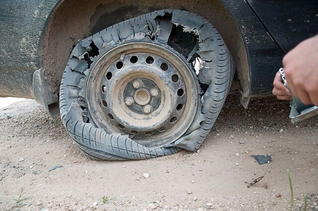 А вот что будет с колесом если оно взорвётся. Представьте как поведёт себя автомобиль с таким колесом во время движения.