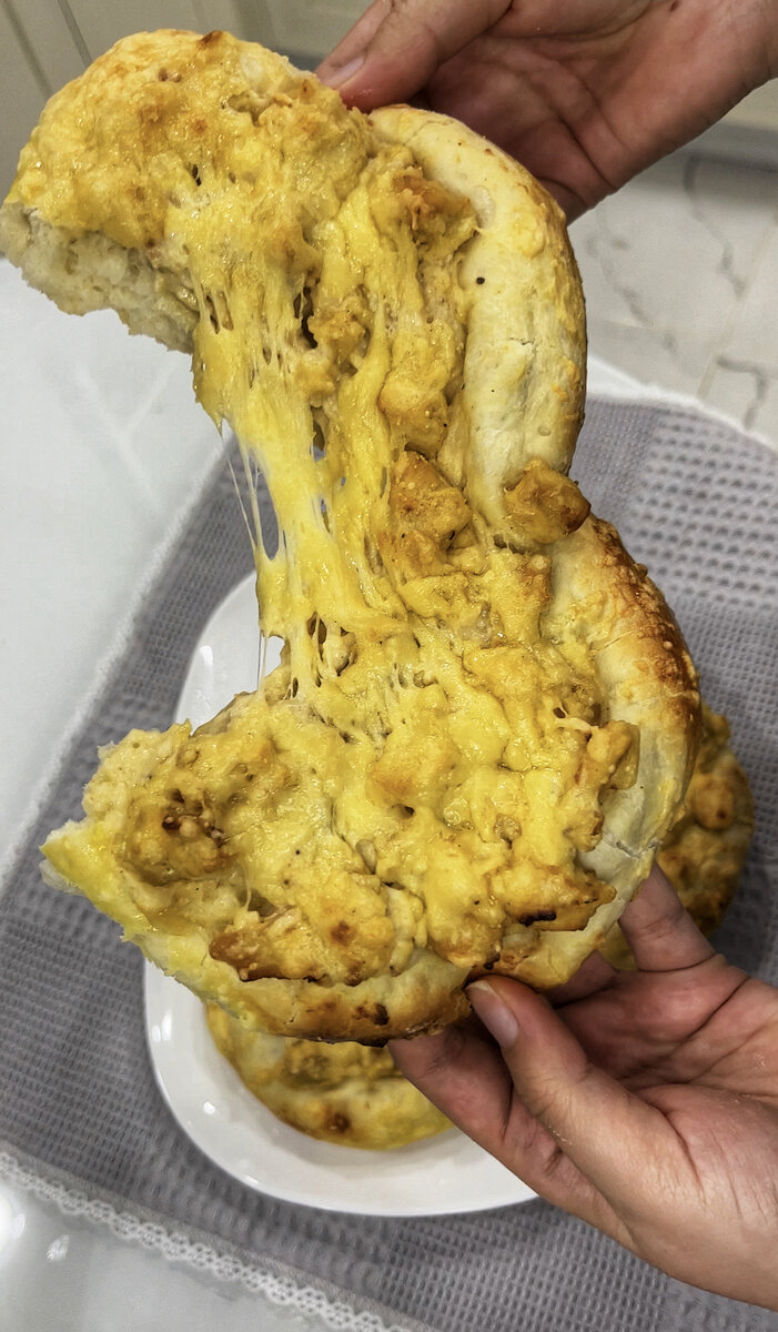 Ингредиенты: 
Для теста: 
Мука - 250 грамм
Яйца - 2 шт  ( одно в муку, другое, желток для смазывания) 
Сухие дрожжи - 1 ч.л
Сахар- 1 ст.л
Теплое молоко - 160 мл
Соль - 1 ч.л
Размягченное масло - 30 г