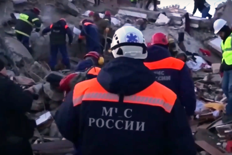 Работы спасателей ведутся круглосуточно