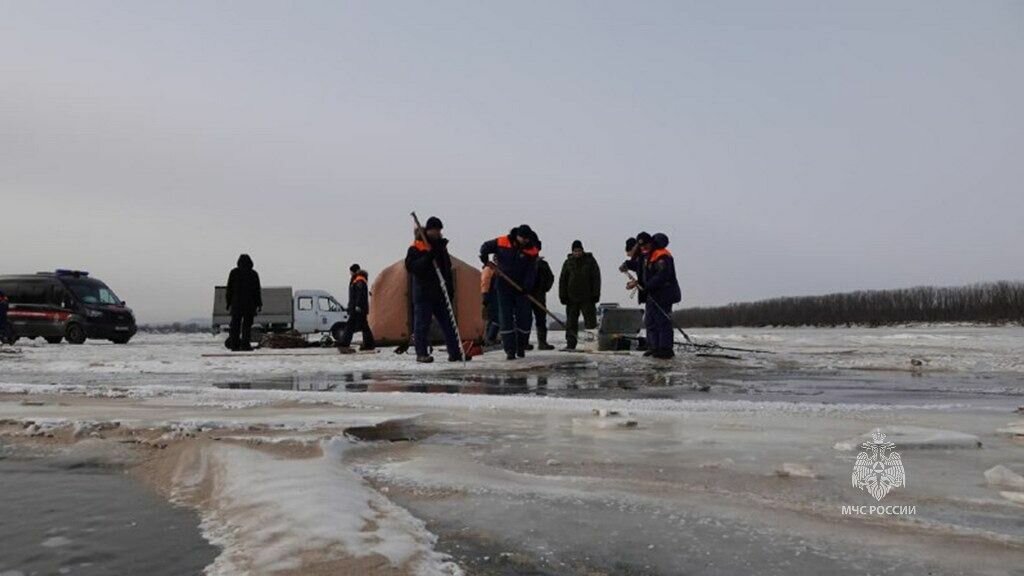     Было обнаружено место ухода автомобиля под лед.