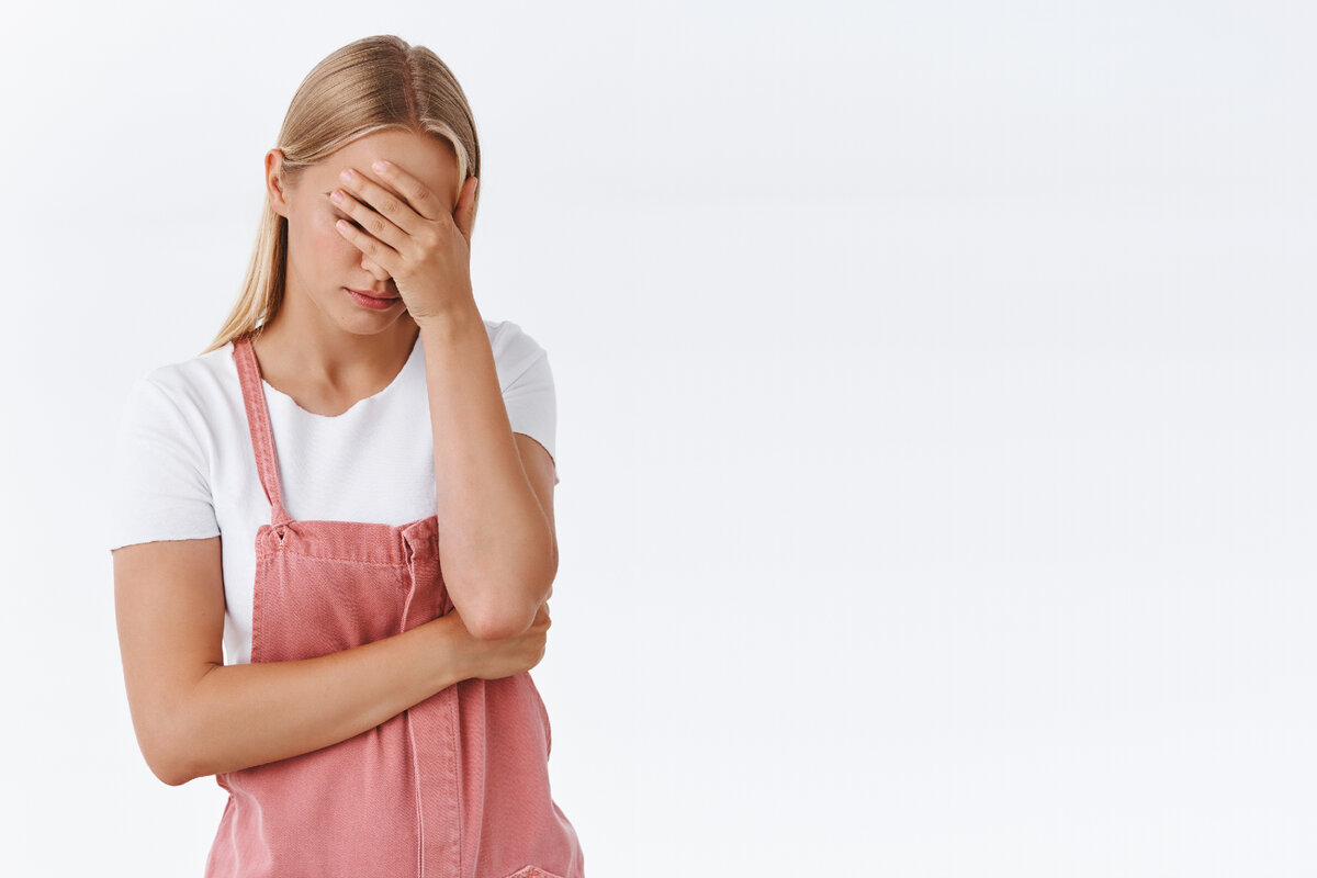 <a href="https://ru.freepik.com/free-photo/oh-gosh-why-me-embarrassed-and-tired-young-annoyed-blond-girl-do-facepalm-hold-hand-on-face-trying-calm-down-as-being-irritated-and-pissed-standing-uneasy-over-white-background_18348737.htm#query=%D0%B3%D1%80%D1%83%D1%81%D1%82%D0%BD%D0%B0%D1%8F%20%D0%B4%D0%B5%D0%B2%D1%83%D1%88%D0%BA%D0%B0&position=27&from_view=search&track=ais">Изображение от cookie_studio</a> на Freepik