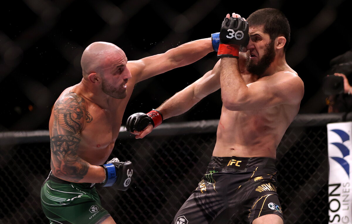    Александр Волкановски и Ислам Махачев  EPA-EFE/RICHARD WAINWRIGHT