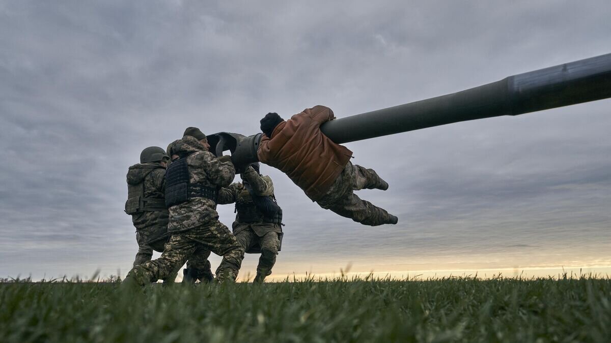    Украинские военные с гаубицей M777. 9 января 2023© AP Photo / LIBKOS