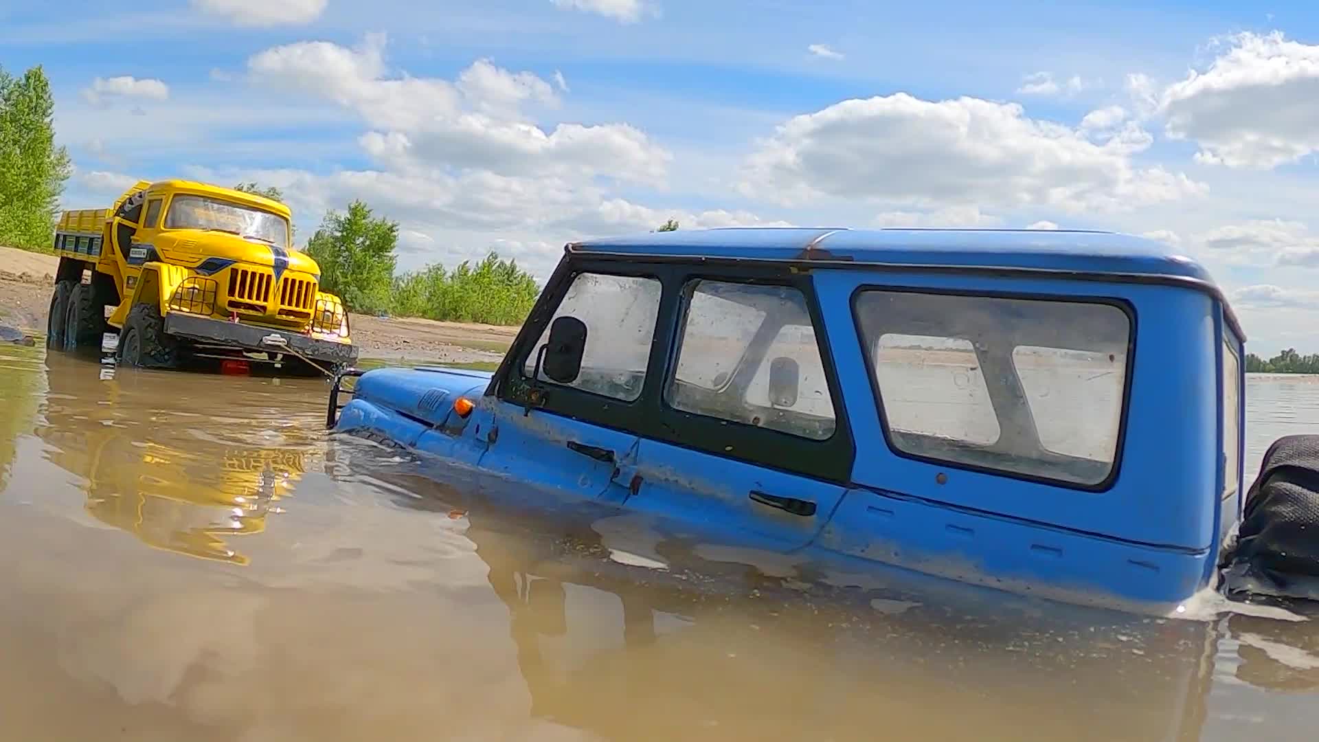 Машинки на пульте гоняют по лужам - видео по грязи