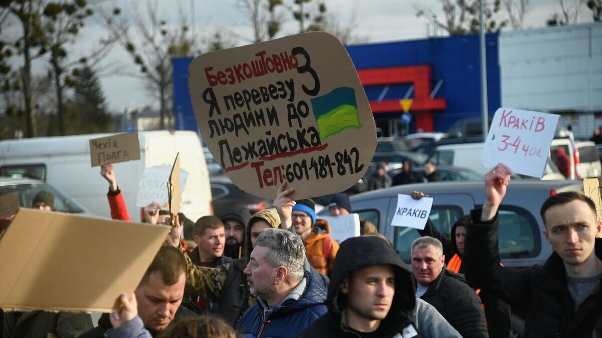    Жители Польши на КПП Медыка-Шегини на польско-украинской границе показывают плакаты для граждан Украины с предложением довезти их до указанных городов© РИА Новости / Алексей Витвицкий