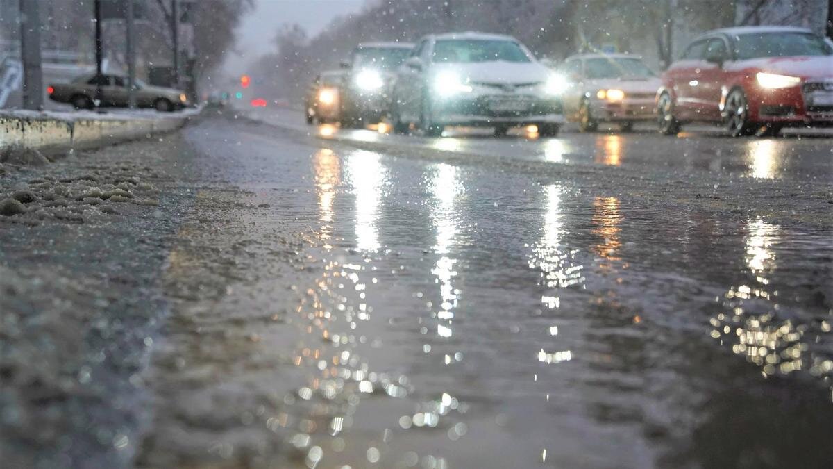    Дождевая вода и гололедица на дороге:NUR.KZ / Владимир Третьяков