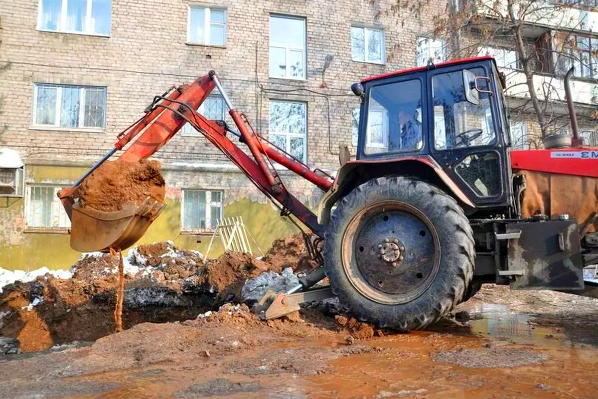 Трактор ЮМЗ копает яму. Трактор ЮМЗ копает траншеи. Экскаватор ЮМЗ копает яму. Трактор копает землю.