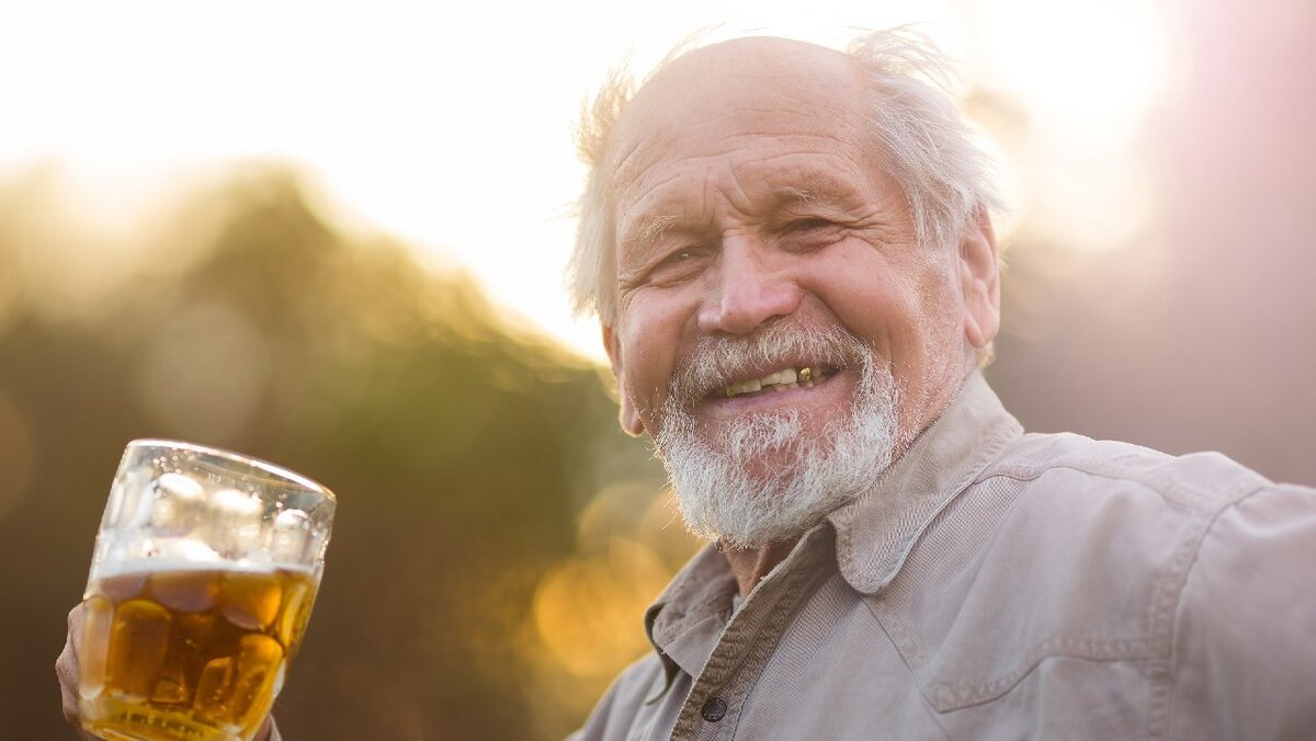 Южнокорейские ученые восемь лет следили за здоровьем четырех миллионов жителей страны и пришли к выводу, что ежедневное, но небольшое употребление алкоголя связано с меньшим риском развития деменции.У тех, кто выпивал в день одну банку пива (0,33 литра) или бокал вина, риск развития деменции был на 21% ниже, чем у непьющих. У тех, кто пил вдвое больше - на 17% ниже. У тех, кто употреблял три и больше порции напитков - на 8% выше.Ученые предполагают: дело в том, что алкоголь в малых и умеренных количествах снижает воспаление в мозге и помогает крови лучше циркулировать.Блог ПСИХИАТРА