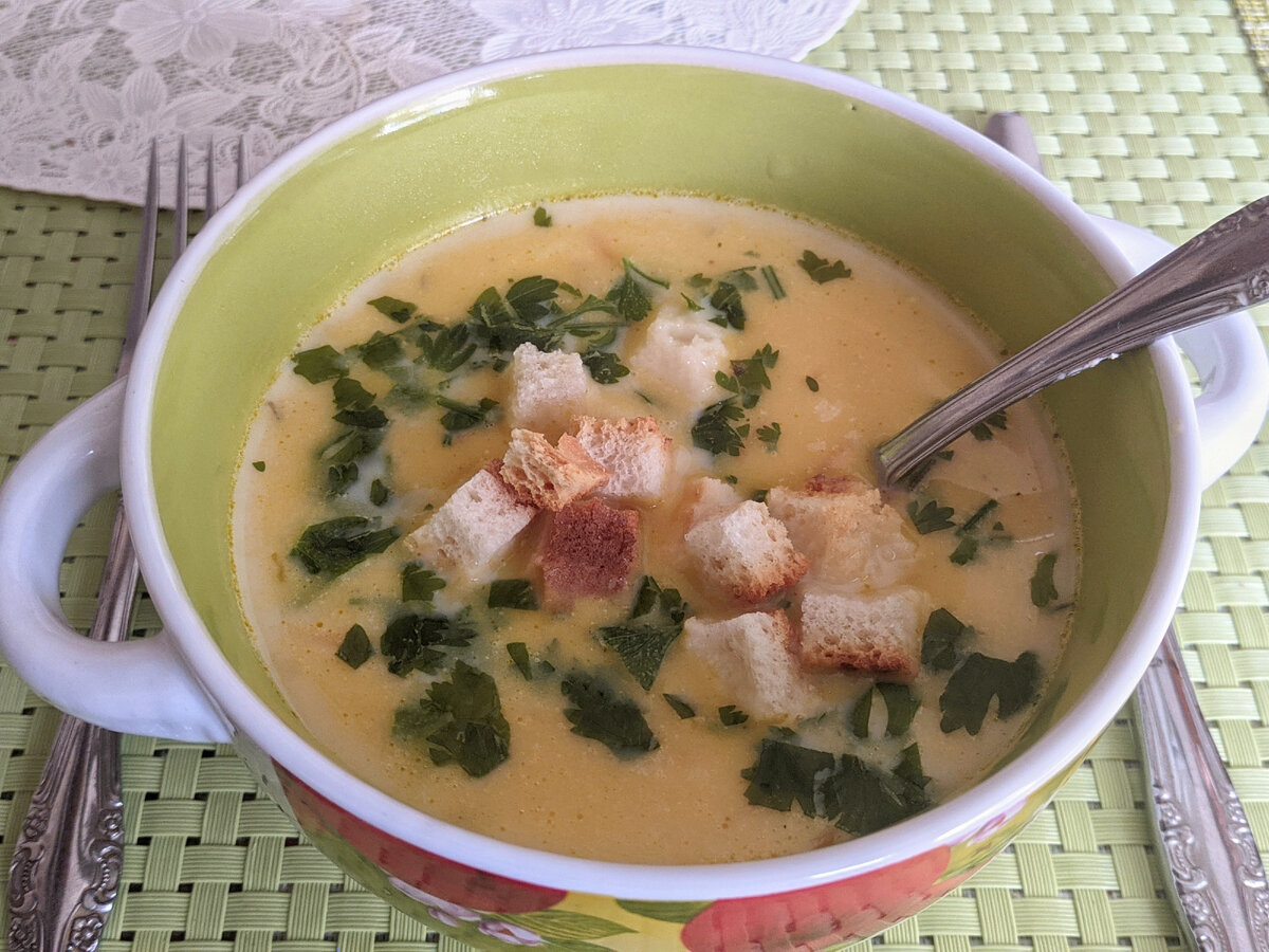 Тыквенный суп-пюре с сухариками и зеленью 