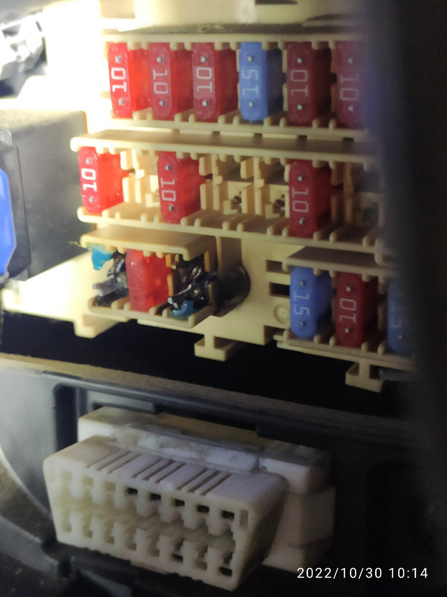 Оба выгоревшие это питание печки. Два предохранителя по 15А. Принял решение установить предохранители в свободные ячейки во втором ряду