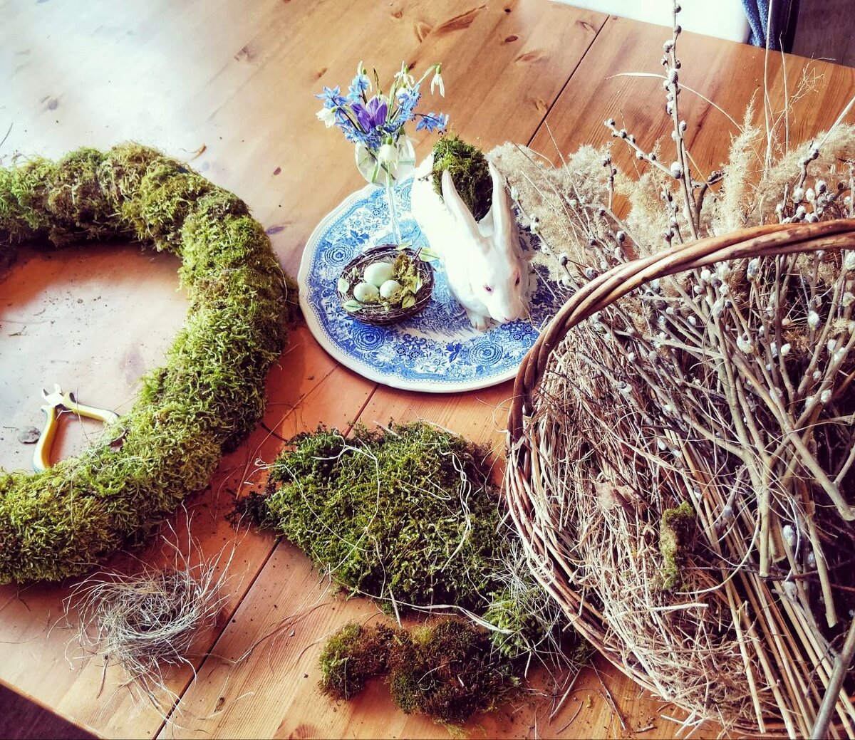 Вам потребуются природные материалы, которые вы сможете найти в поле или лесу, когда сойдёт снег