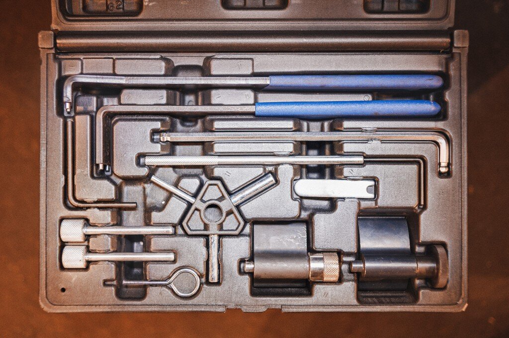 Набор ключей, фискаторов и шпилек для замены ремня ГРМ