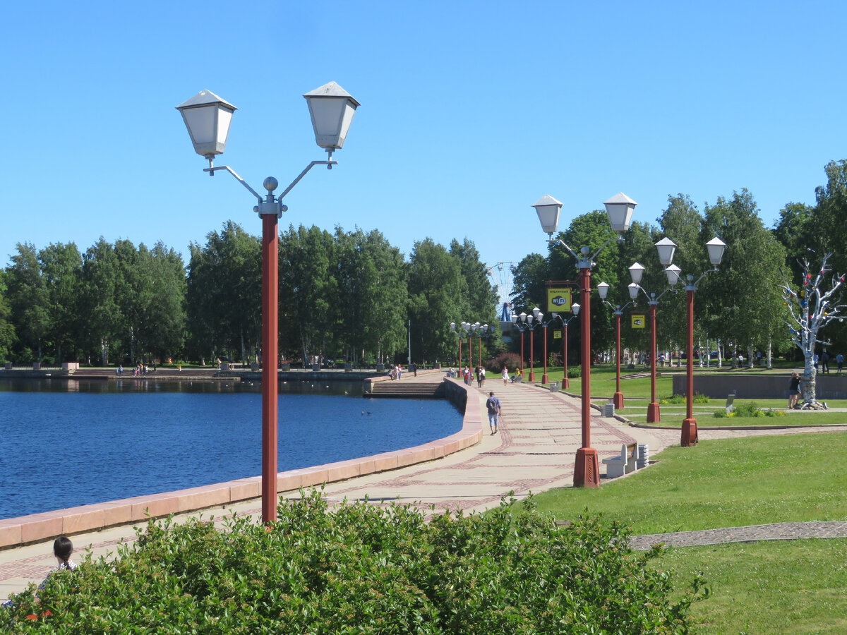 File:"Единство (Искра дружбы)" на Онежской набережной.jpg - Wikimedia Commons