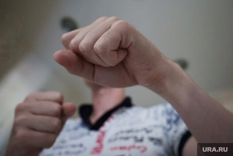    Мужчина напал на участкового, приехавшего разнимать драку с женой обвиняемого