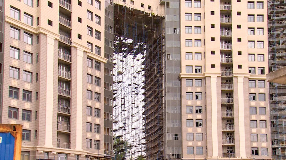 Во многих местах выбиты стекла. 4 года назад была аварийная ситуация - проблемы со стеной.