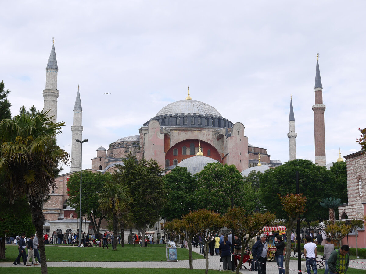 Святая София (христианский храм, мечеть, музей и вновь мечеть)