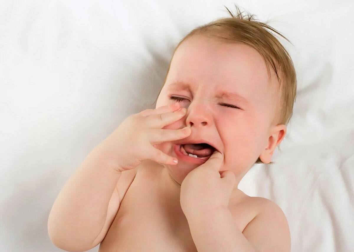 Причины слюноотделения у ребенка. Ребенок плачет. Плачущий малыш.