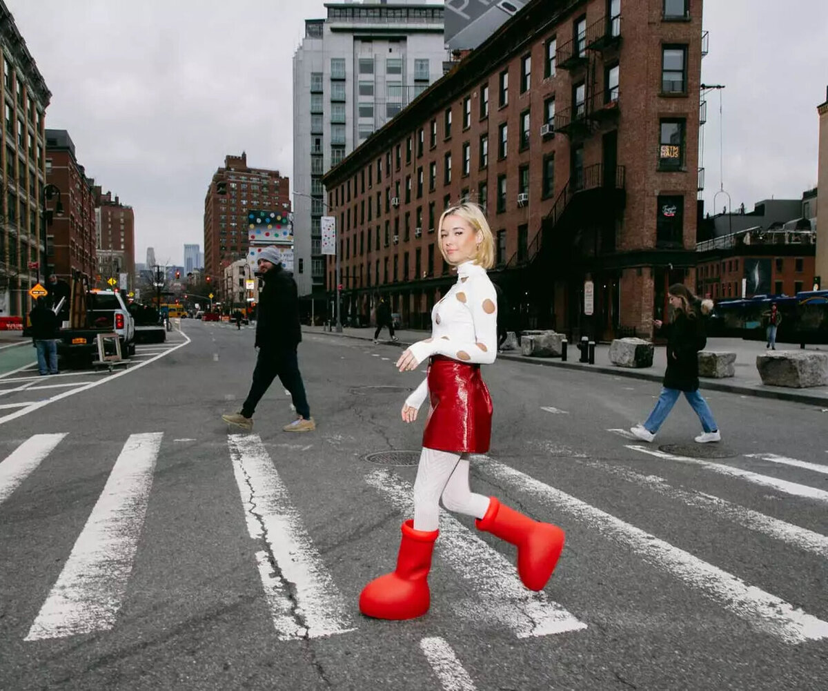     Новая порция мемов про красные мультяшные сапоги MSCHF— их «одели» на Анну Винтур и Кота в сапогах